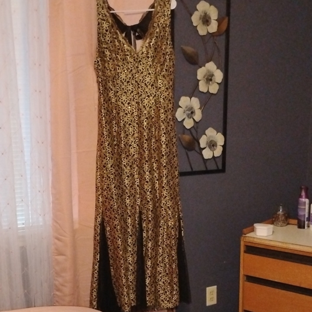 Gold Maxi Sheath Dress with V-neck Sleeveless Design for Cocktail